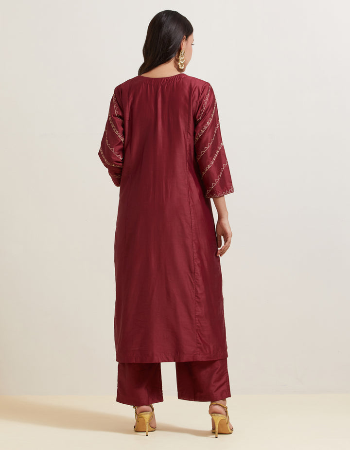 Maroon embroidered chanderi silk kurta with pants and shimmer organza dupatta- Set of 3
