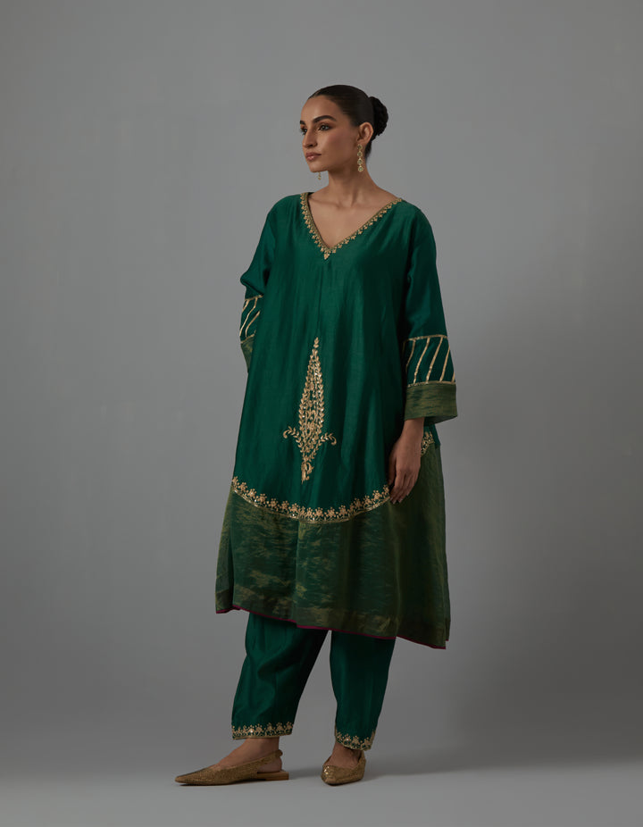 Green embroidered chanderi kurta with pants and dupatta - Set of 3