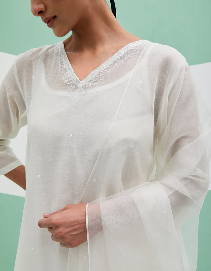 White chanderi kurta with pants and organza dupatta - Set of 3