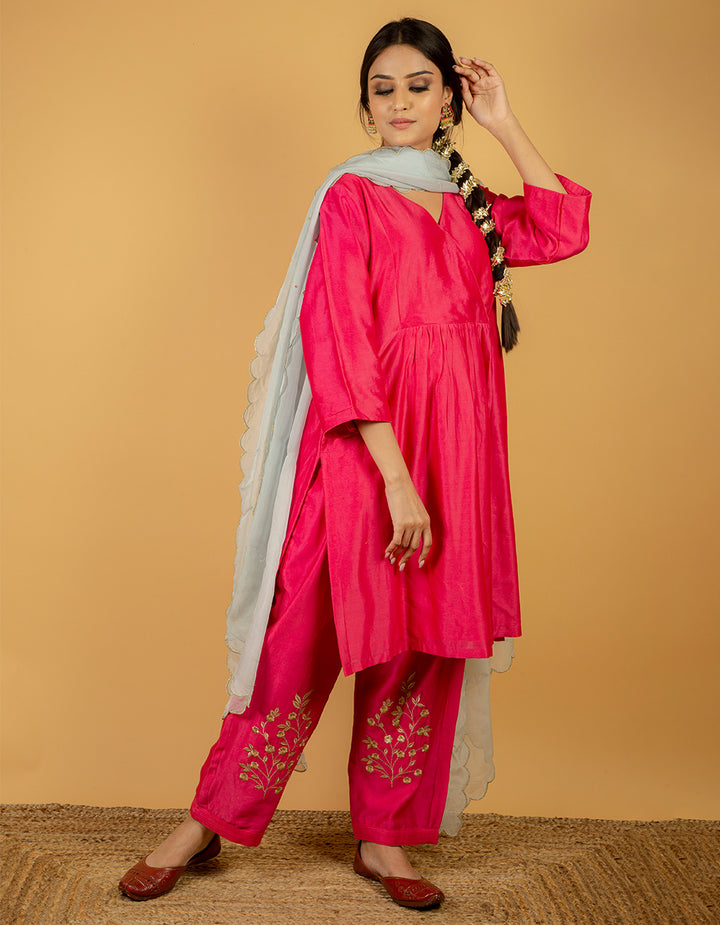 Pink chanderi silk kurta with silk pants and organza dupatta- Set of 3