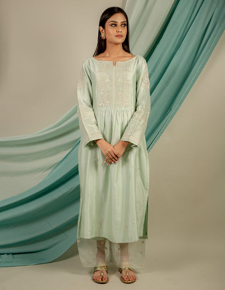 Pastel green hand embroidery chanderi silk kurta with silk pants and organza dupatta- Set of 3