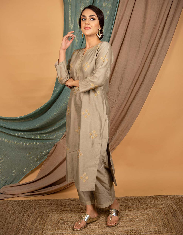 Grey embroidered chanderi silk kurta with pants and dupatta- Set of 3