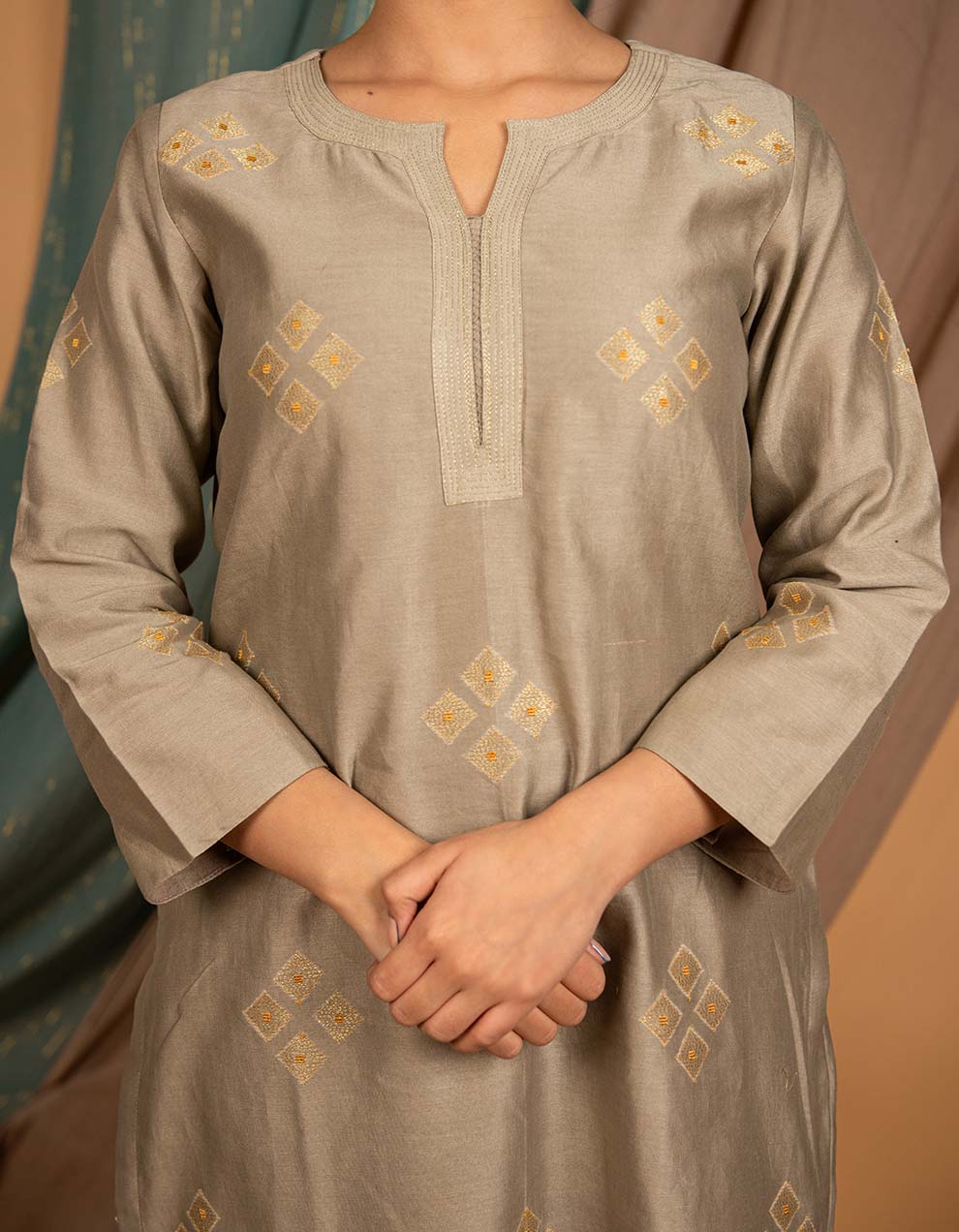 Grey embroidered chanderi silk kurta with pants - Set of 2