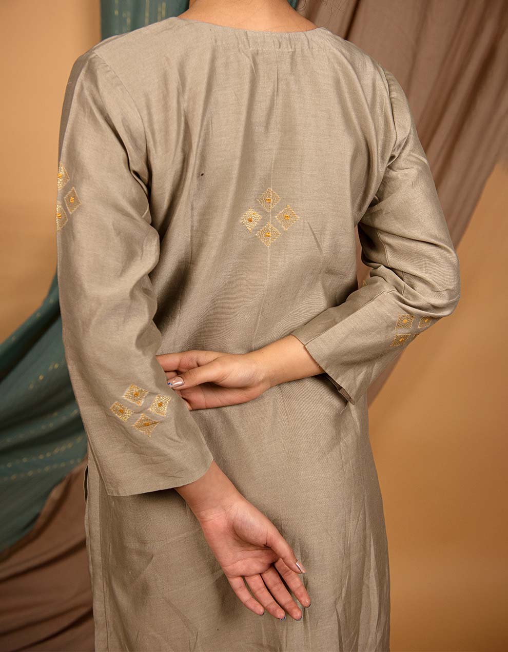 Grey embroidered chanderi silk kurta with pants - Set of 2