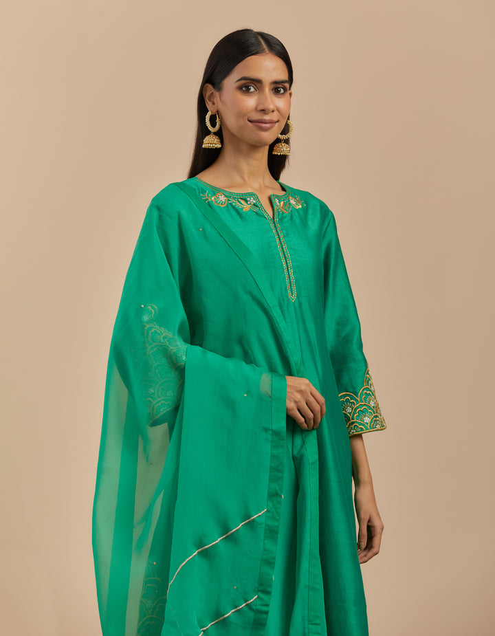 Green embroidered chanderi silk kurta with pants and organza dupatta- Set of 3