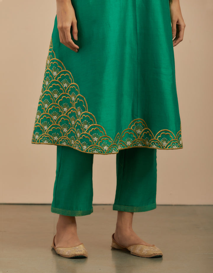 Green embroidered chanderi silk kurta with pants and organza dupatta- Set of 3