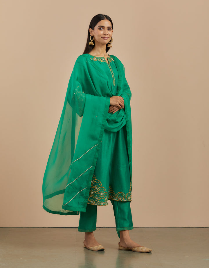 Green embroidered chanderi silk kurta with pants and organza dupatta- Set of 3