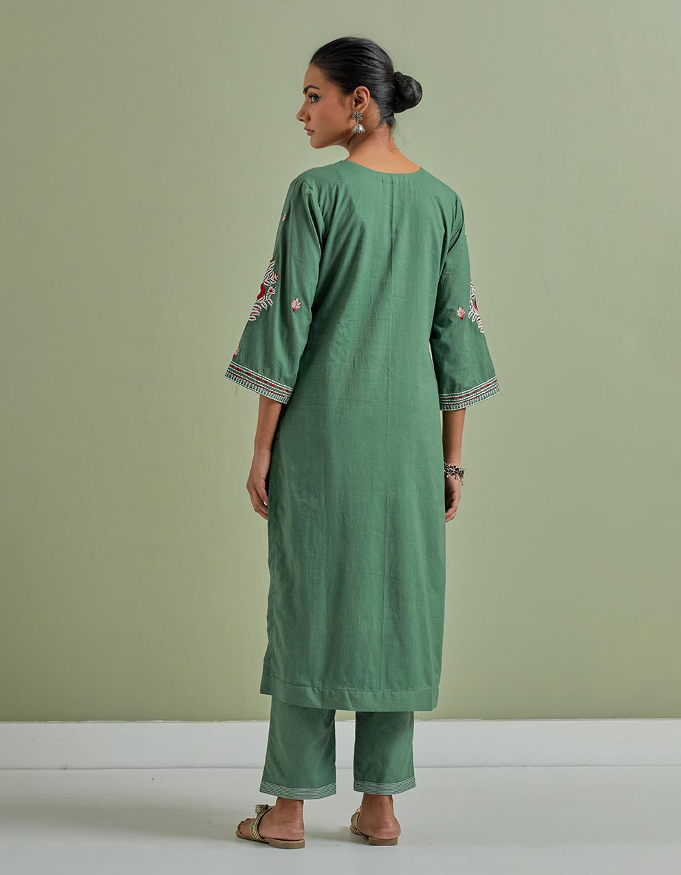 Green embroidered cotton kurta with pants and cotton dupatta- Set of 3