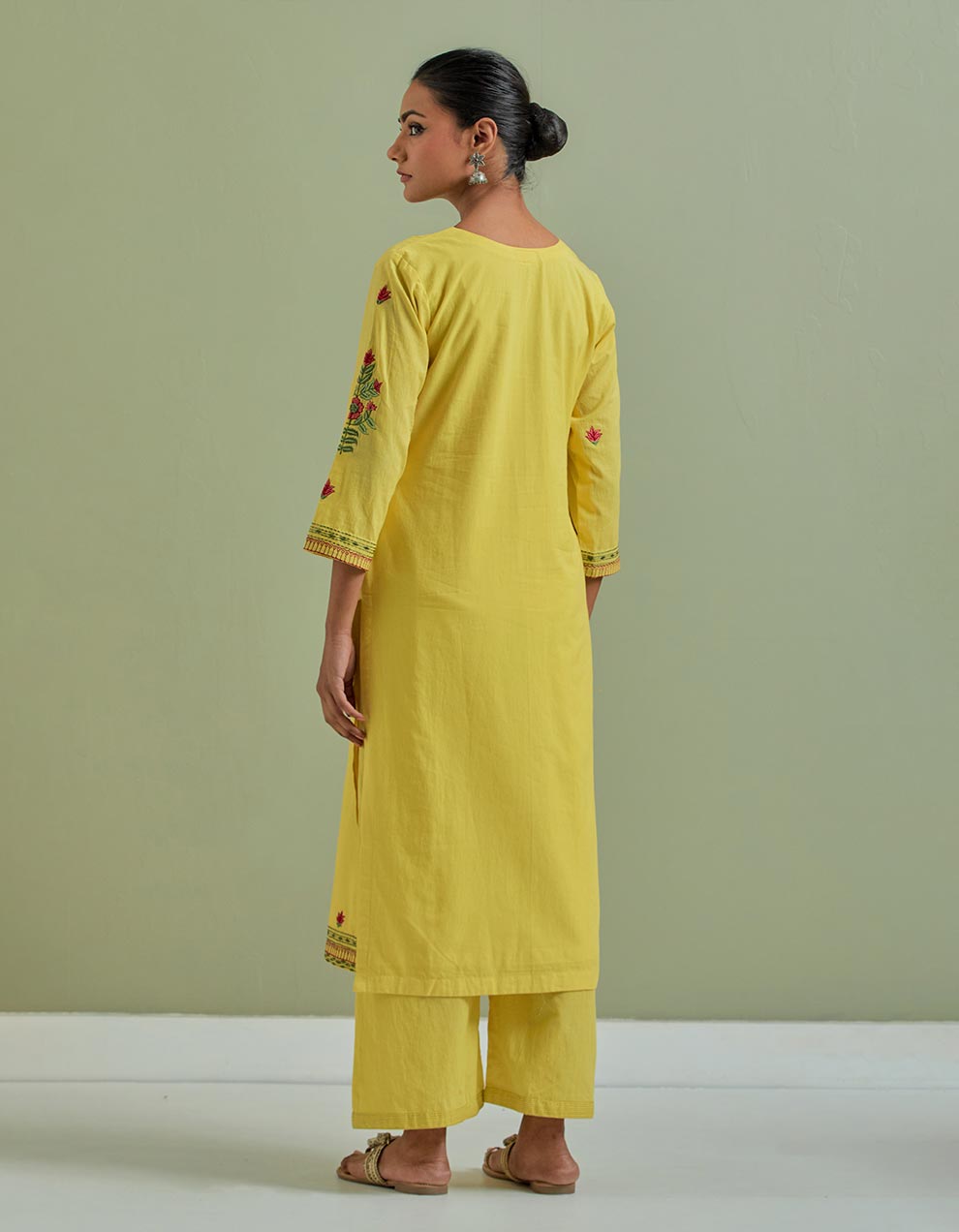 Yellow embroidered cotton kurta with pants - Set of 2