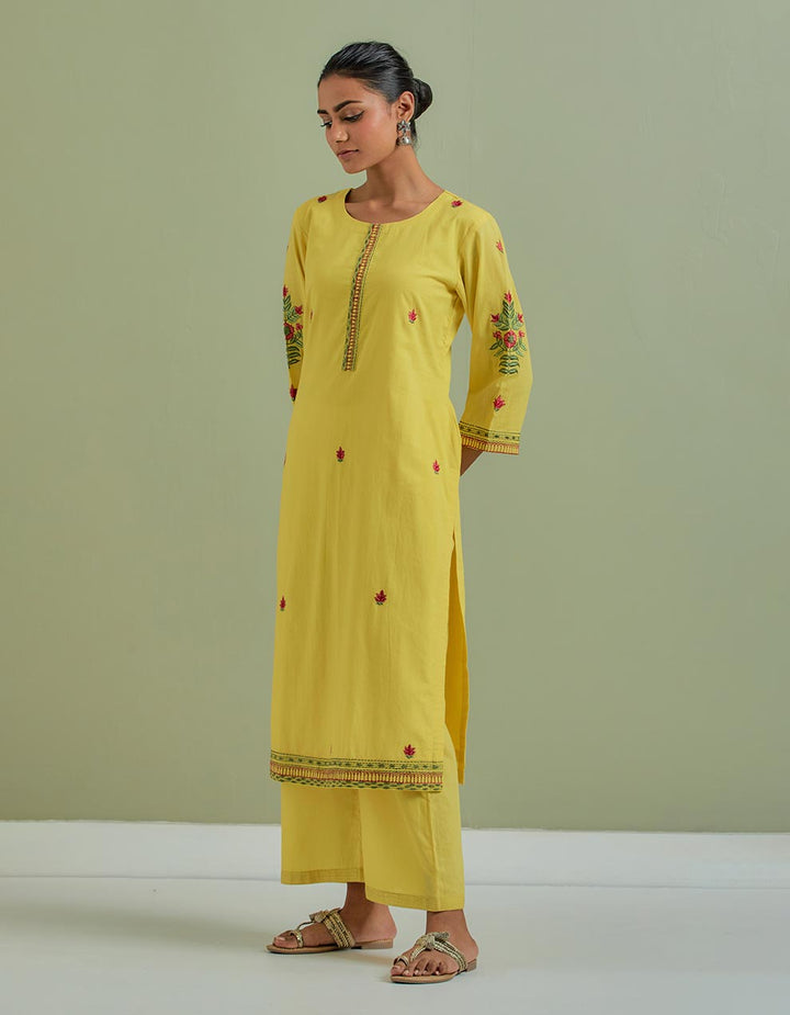 Yellow embroidered cotton kurta with pants - Set of 2