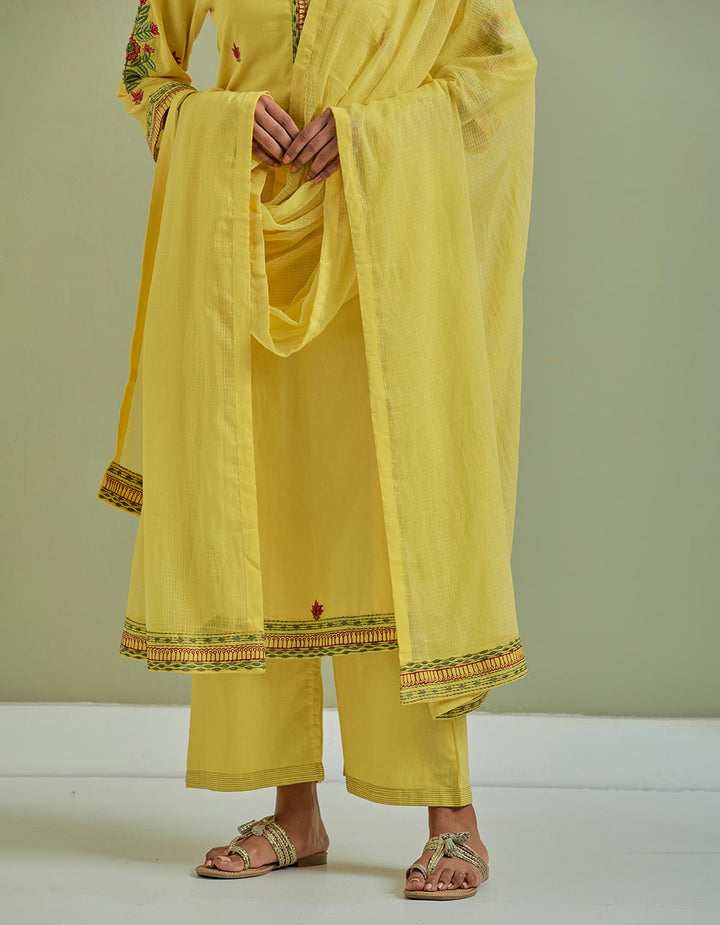 Yellow embroidered cotton kurta with pants - Set of 2