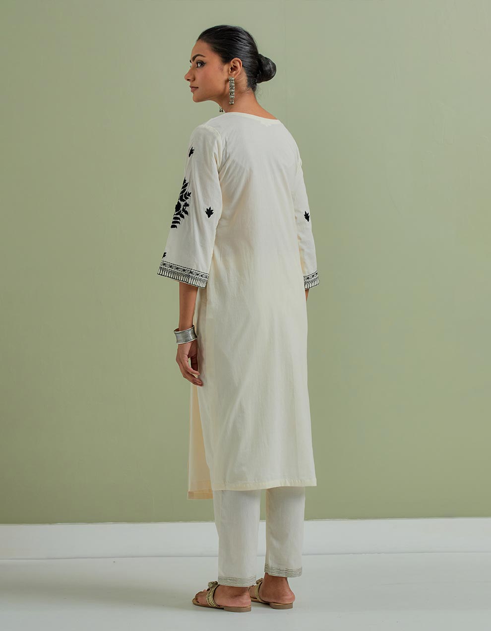 Off-white embroidered cotton kurta with pants and cotton dupatta - Set of 3