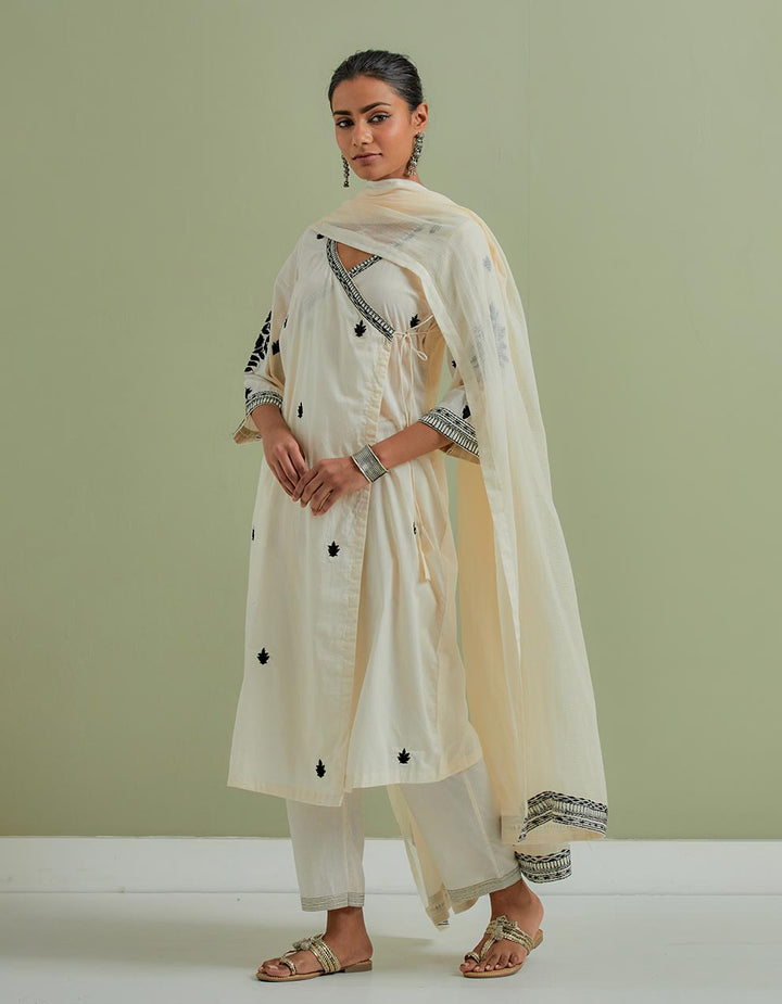 Off-white embroidered cotton kurta with pants and cotton dupatta - Set of 3