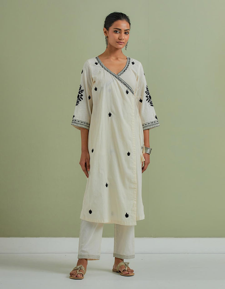 Off-white embroidered cotton kurta with pants - Set of 2