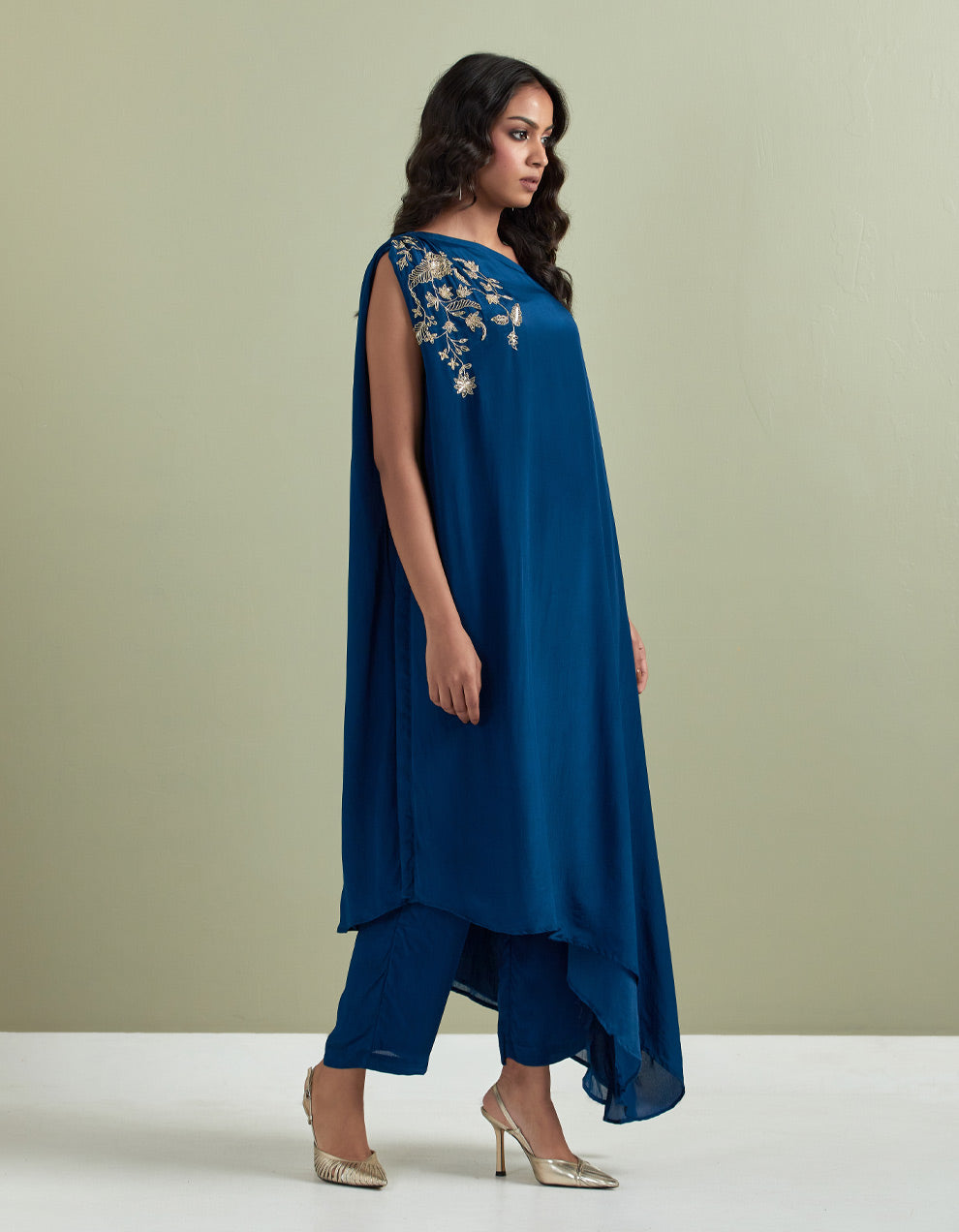 Blue embroidered crepe kurta