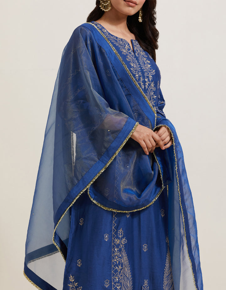 Blue embroidered chanderi silk kurta with pants and shimmer organza dupatta- Set of 3