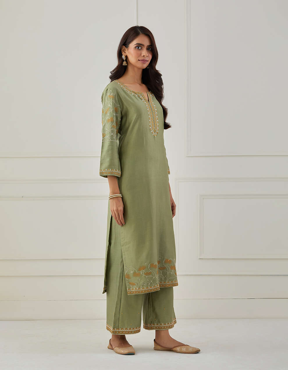 Green-embroidered-chanderi-silk-kurta-with-pants-and-dupatta-Set-of-3-3